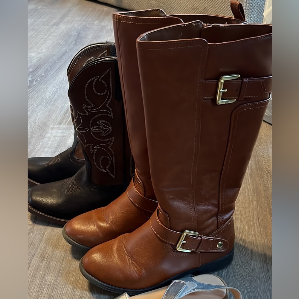 Chestnut colored riding boots girls size 2.
